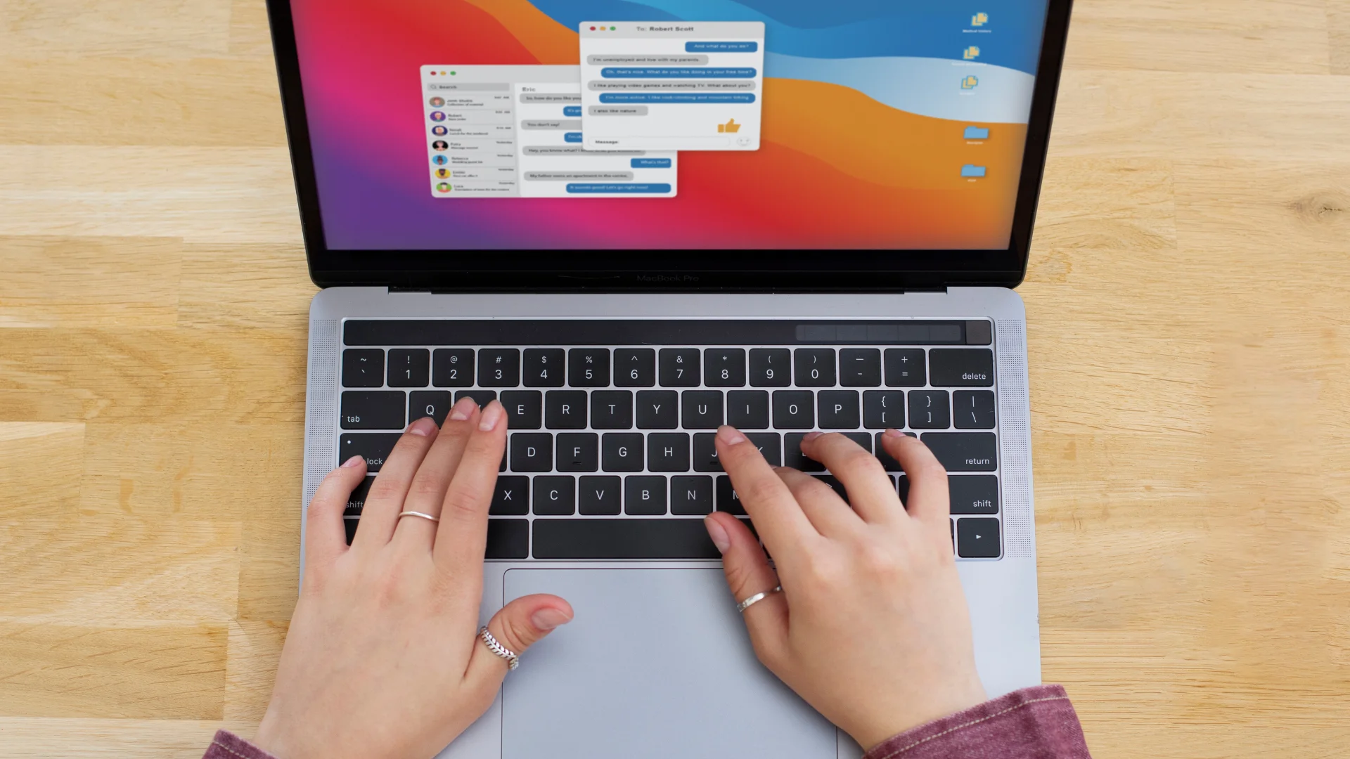 mujer-en-laptop-ajustando-material mujer-en-laptop-ajustando-material