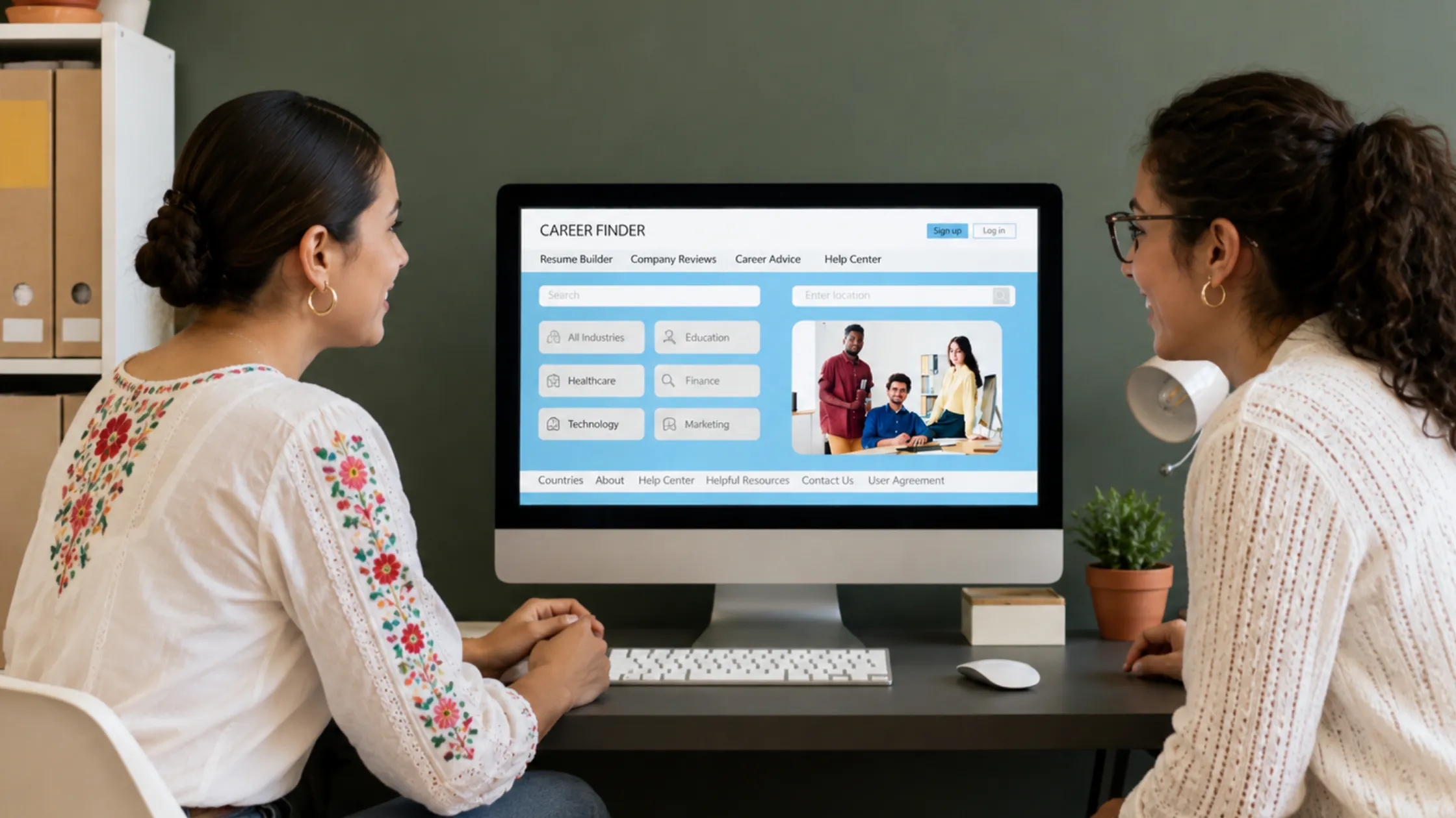 Mujeres-jovenes-revisando-landing-page Mujeres-jovenes-revisando-landing-page