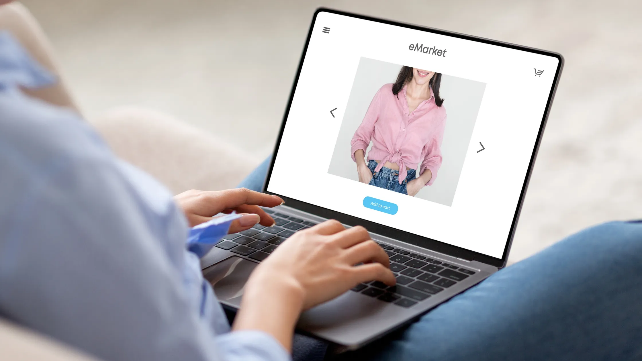 persona-busca-en-pagina-ropa persona-busca-en-pagina-ropa