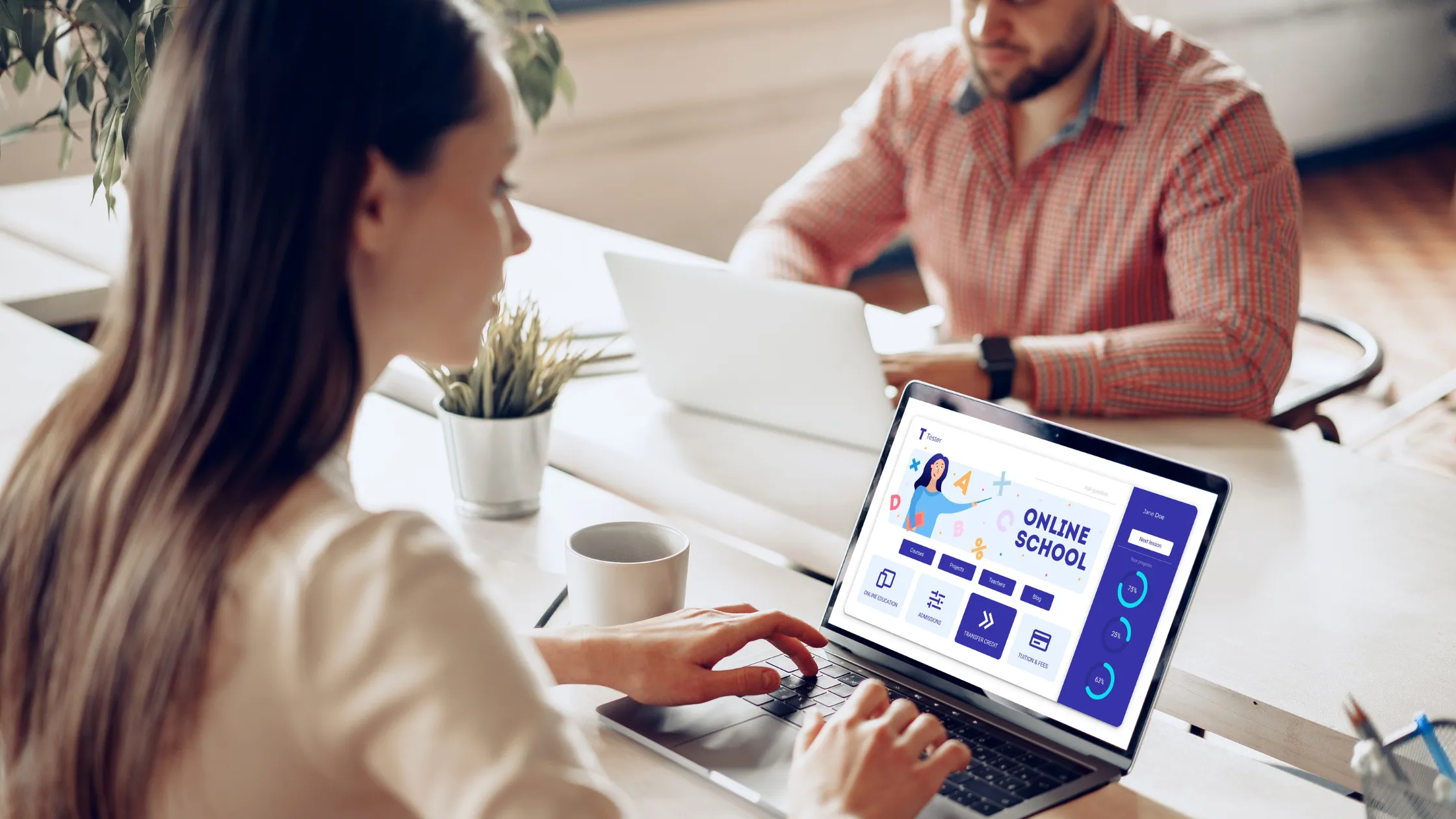 Mujer-trabajando-en-diseño-de-landing-page Mujer-trabajando-en-diseño-de-landing-page