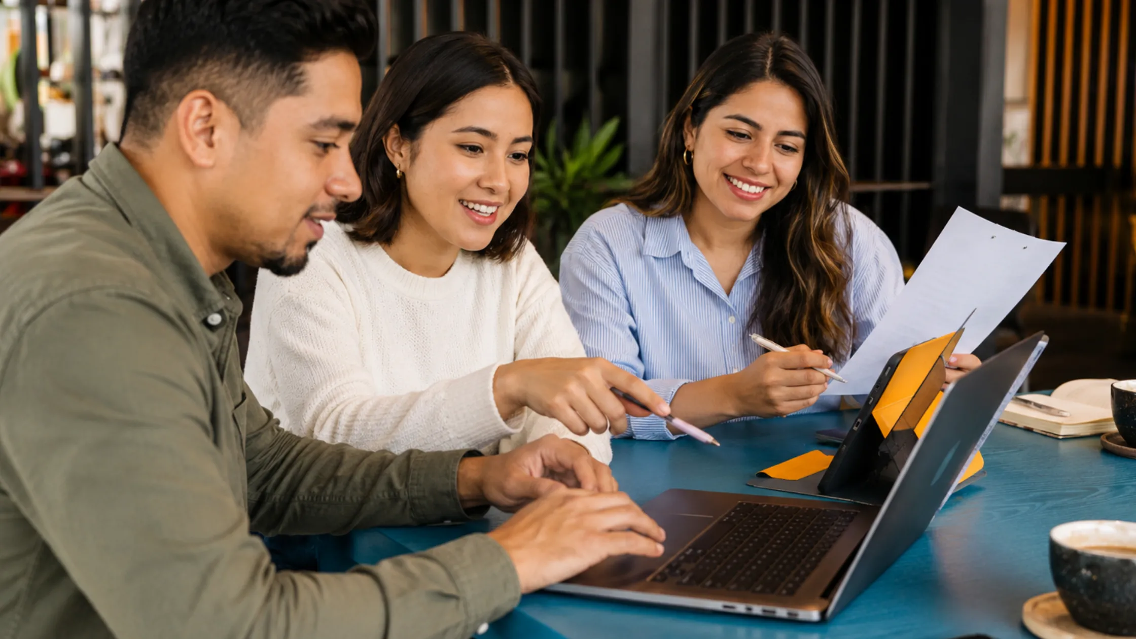 Equipo-de-trabajo-sonriente-revisando-landing-page-en-laptop Equipo-de-trabajo-sonriente-revisando-landing-page-en-laptop