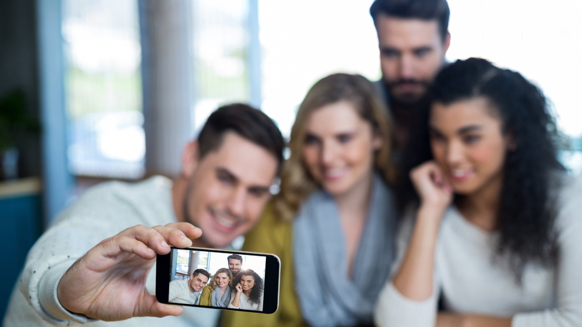 grupo de personas tomando selfie grupo de personas tomando selfie