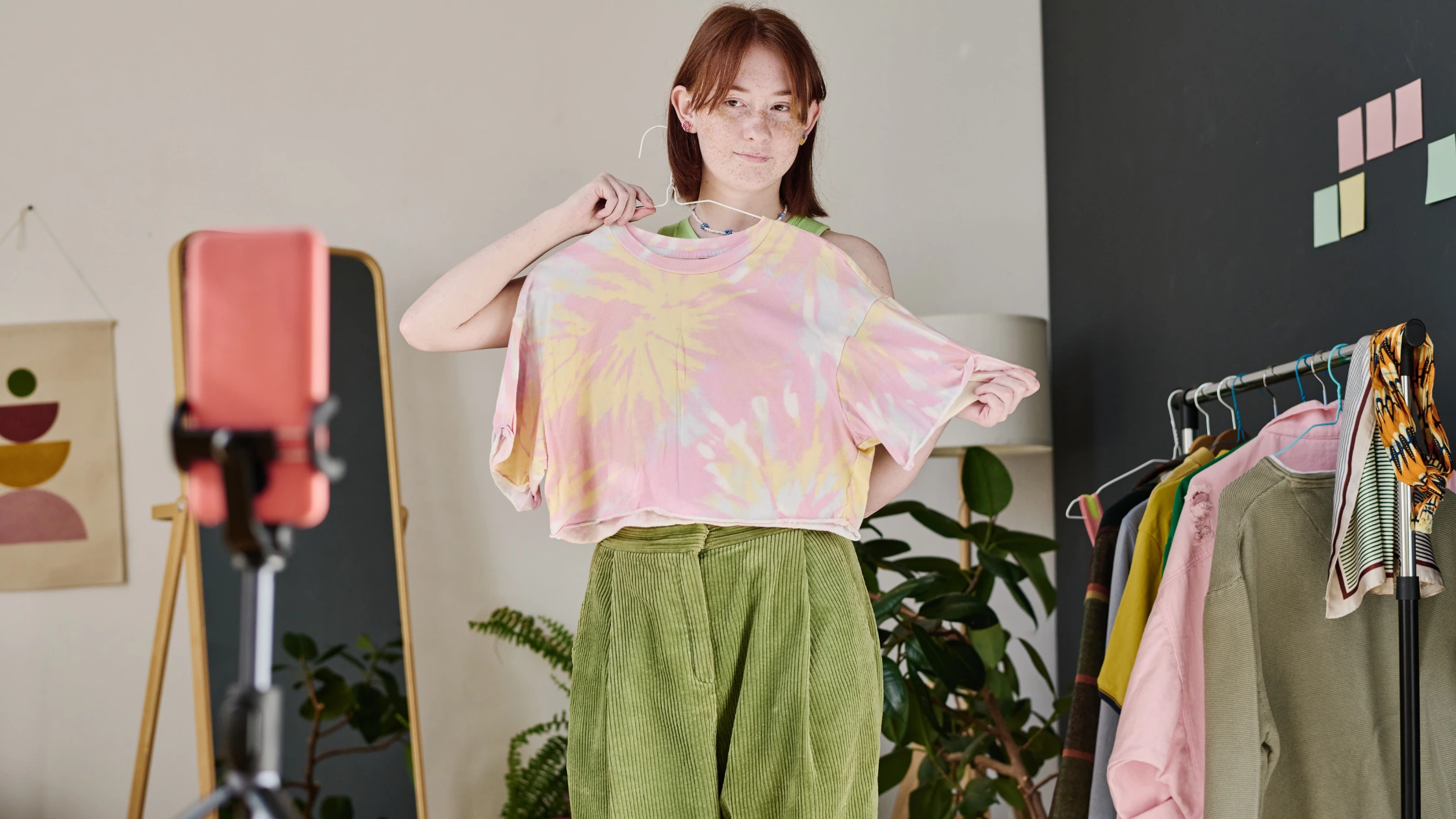 mujer joven realizando video para mostrar ropa mujer joven realizando video para mostrar ropa
