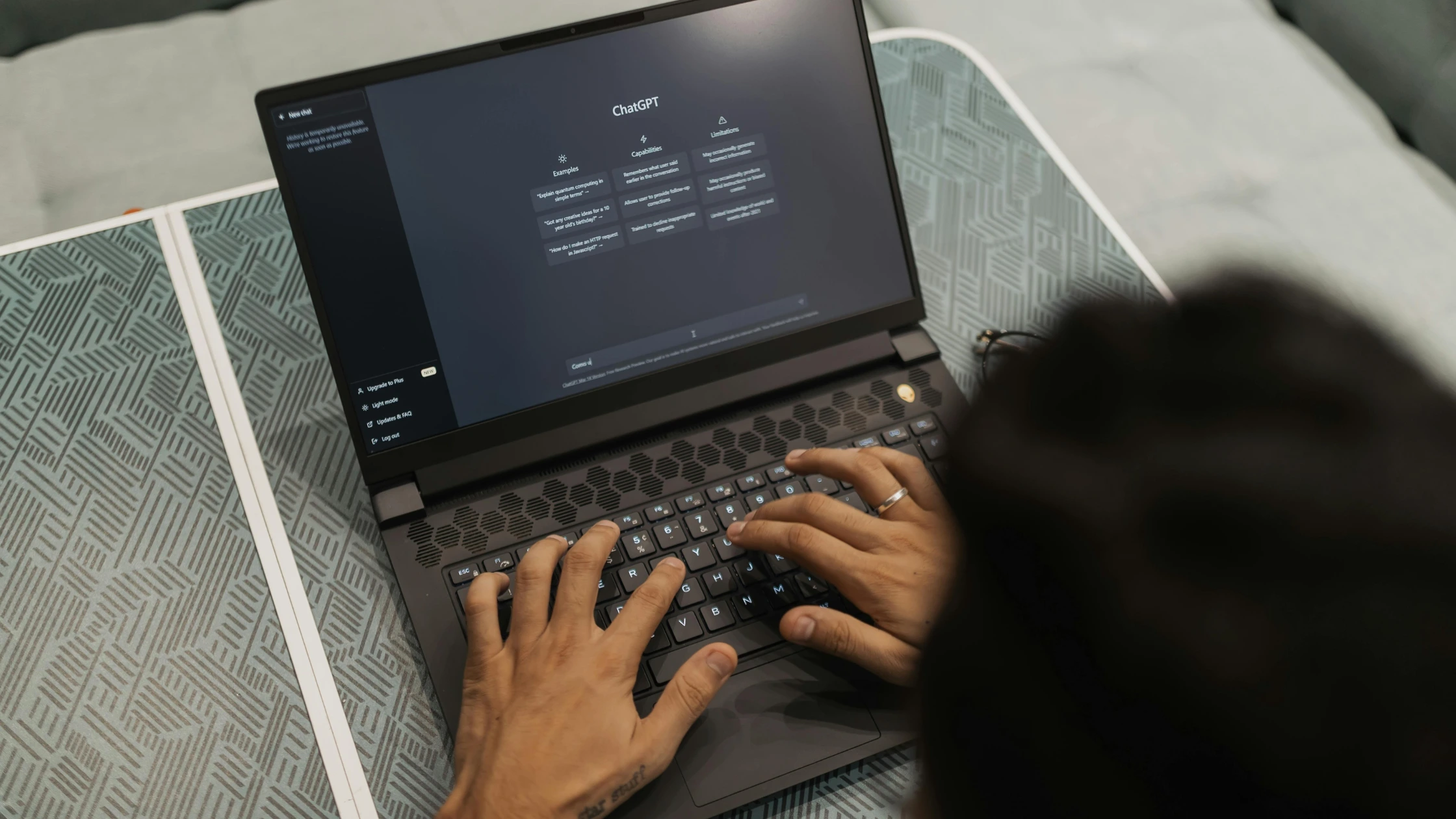 persona trabajndo en laptop con chat gpt persona trabajndo en laptop con chat gpt