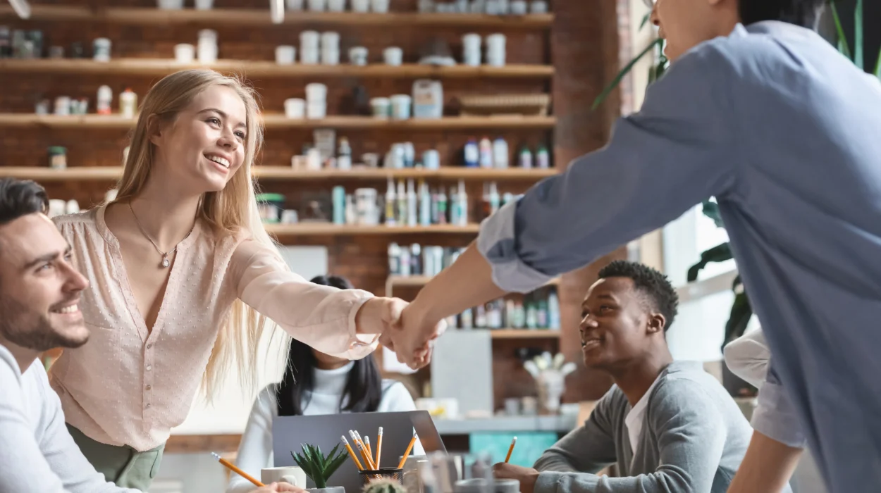 personas estrechando las manos